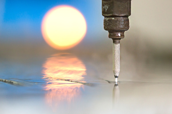 การตัดวัสดุด้วย “น้ำ” ที่มีแรงดันสูง (Abrasive waterjets)
