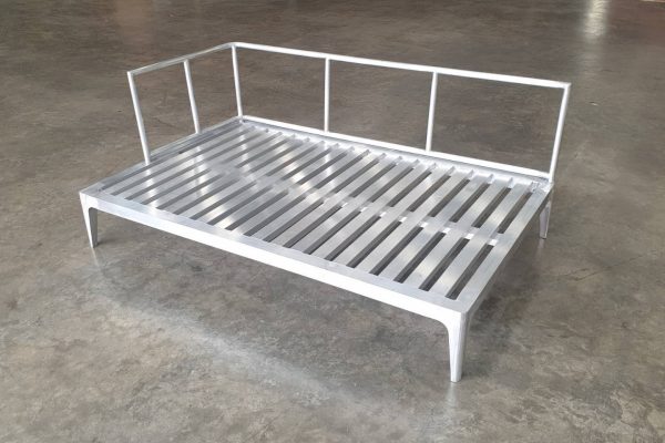 เจาะลึก อลูมิเนียม โลหะสีขาวคล้ายกับเงิน น้ำหนักเบา แต่แข็งแรง